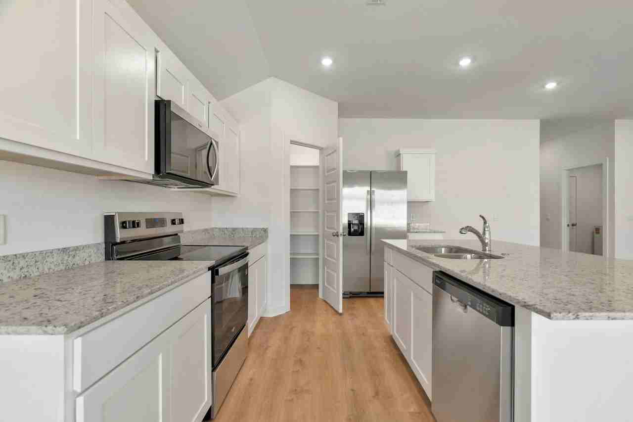 931 Rentley St - Photo 6 of 24