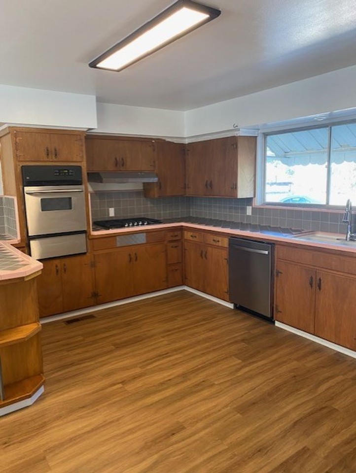 1703 Ridge Dr - Photo 2 of 16