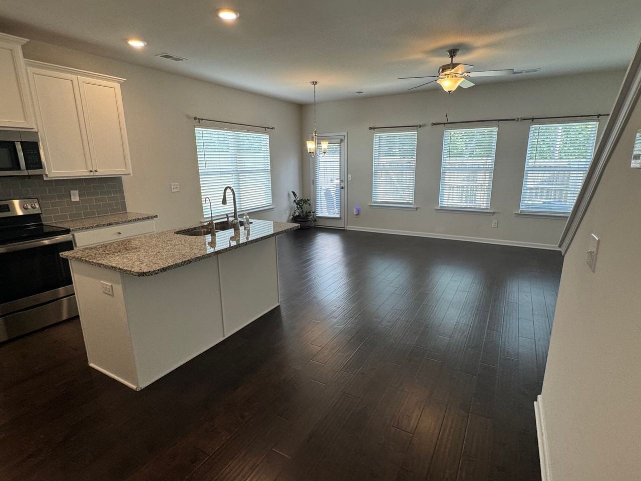 3376 Highbury Way - Photo 4 of 28