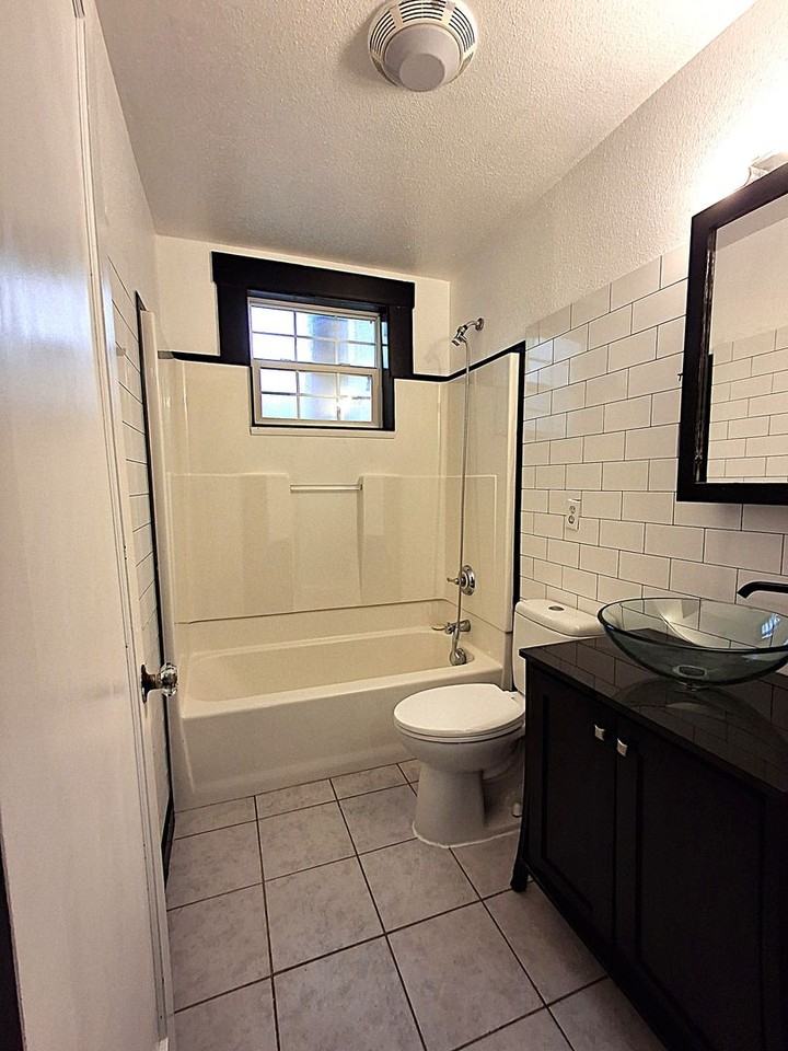 703 Jackson Street - Photo 6 of 8