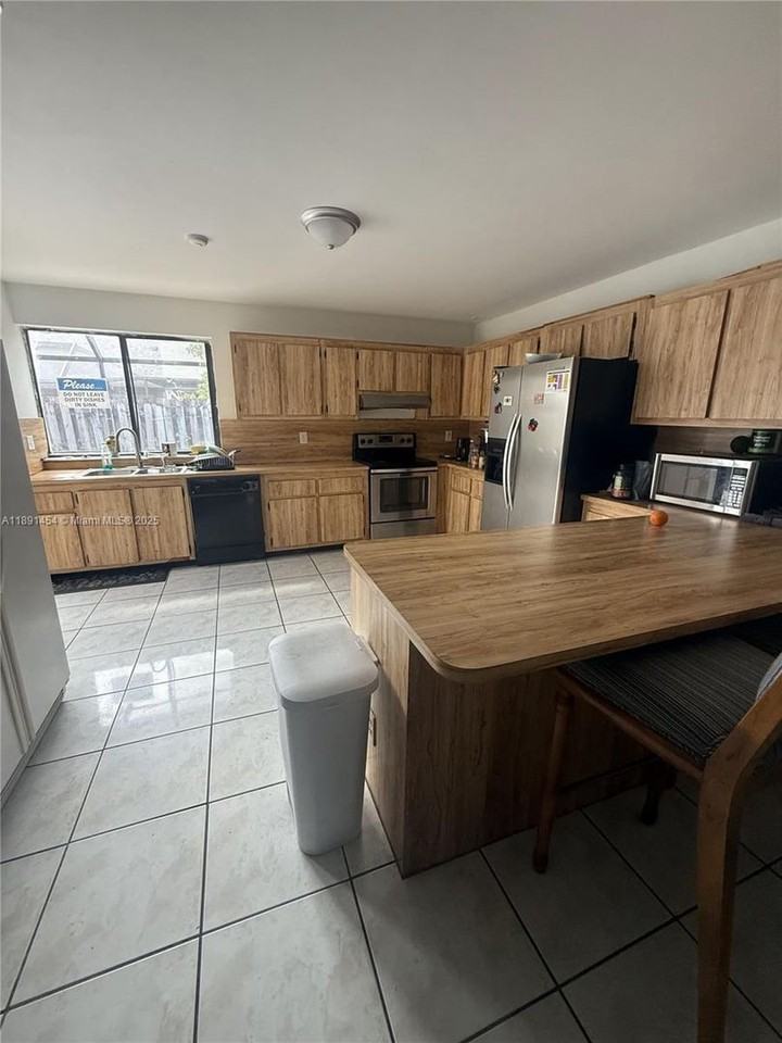 7358 Nw 49th St - Photo 3 of 10