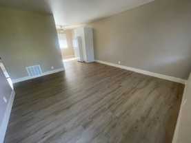 1095E - Photo 1 of 1