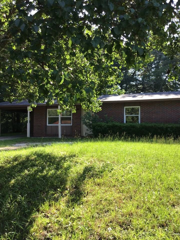 1040 Amber Dr - Photo 4 of 13