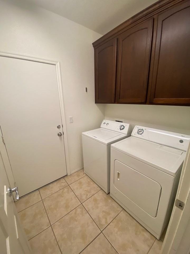 972 Ambrosia Dr - Photo 3 of 18