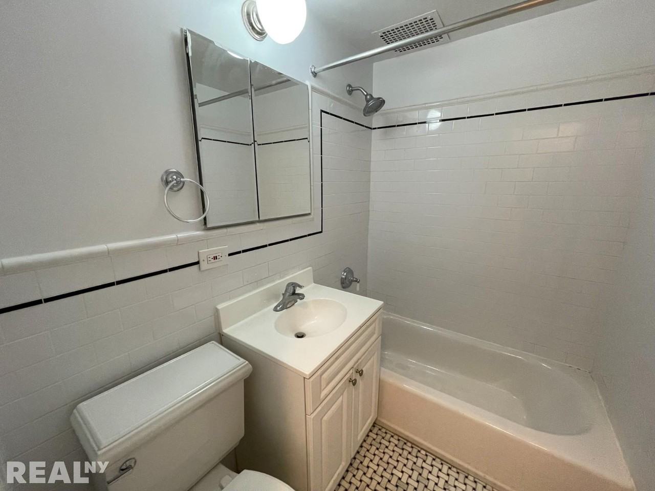 306 E 91st St #2G - Photo 4 of 7