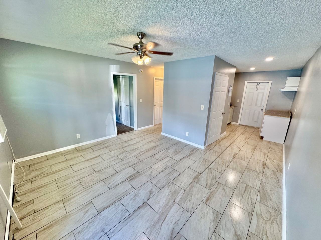 175 SW 10th Ave - Photo 3 of 6