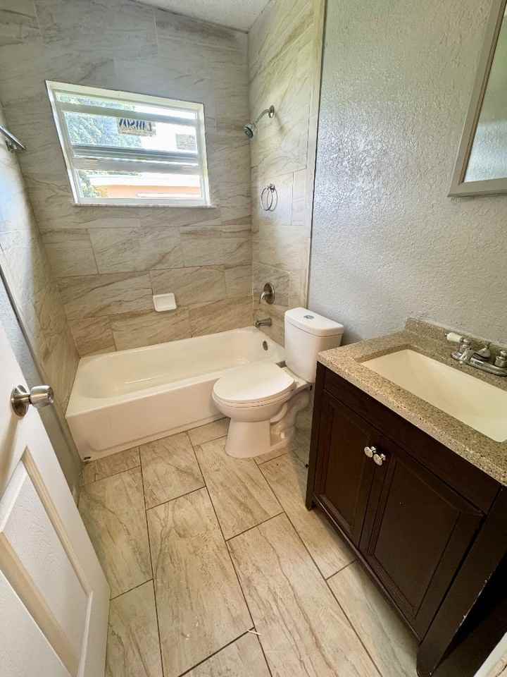 175 SW 10th Ave - Photo 4 of 6