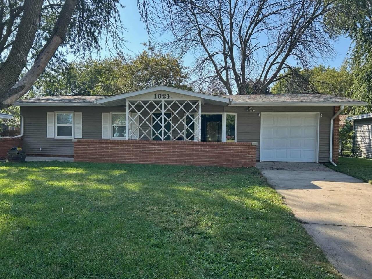 1621 Meadowbrook Dr - Photo 2 of 15