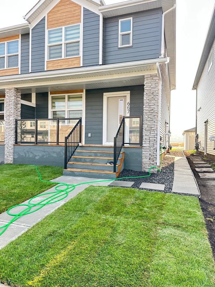 667 Wolf Willow Boulevard SE