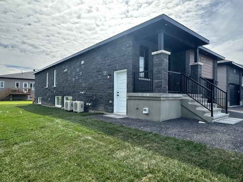 1232 Montblanc Cres Unit A - Photo 2 of 13