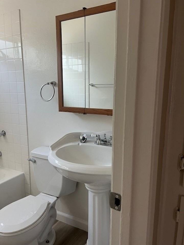 Leo's Apartments - Photo 7 of 14