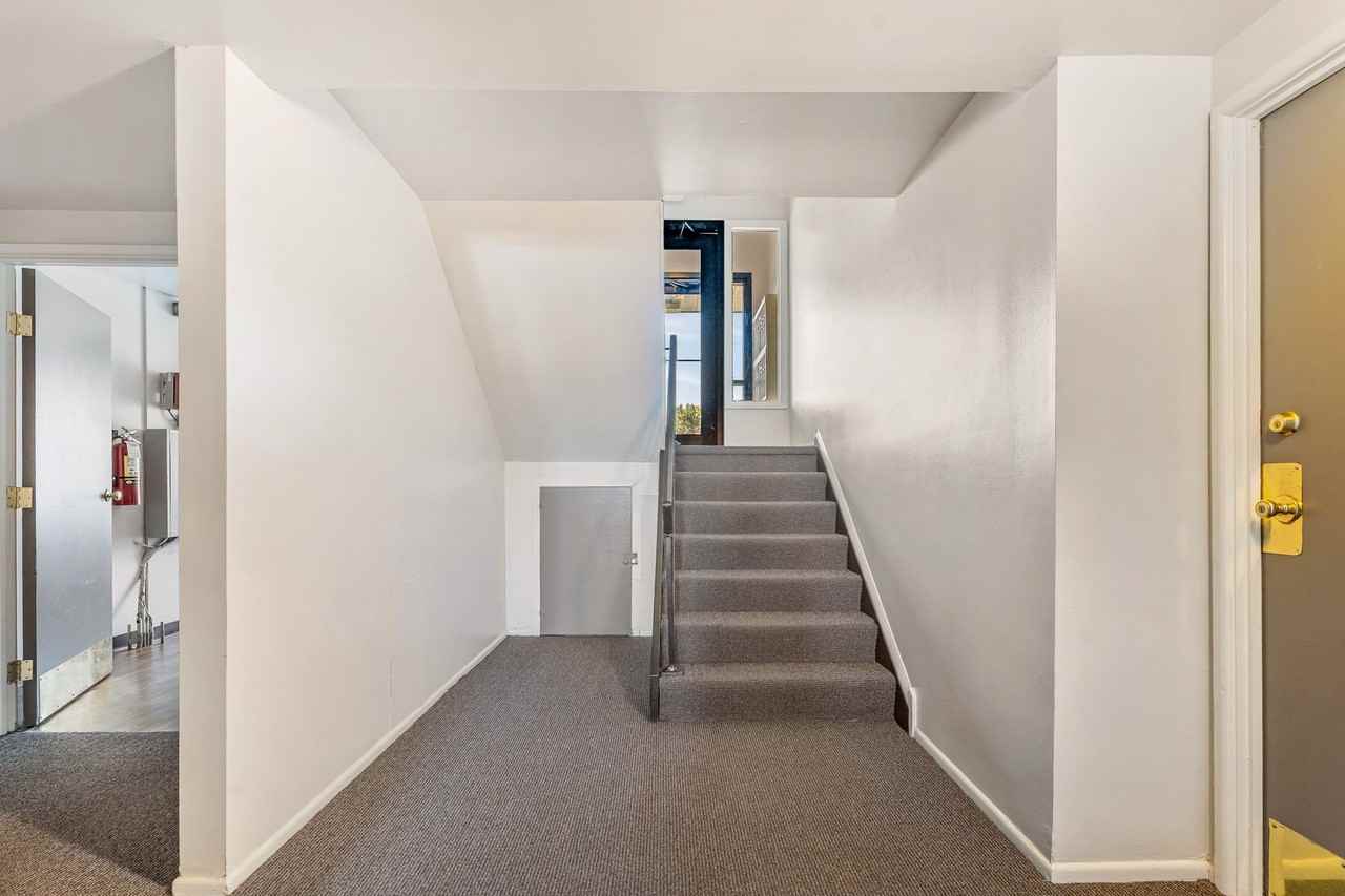 915 Heritage Ct #103 - Photo 5 of 19