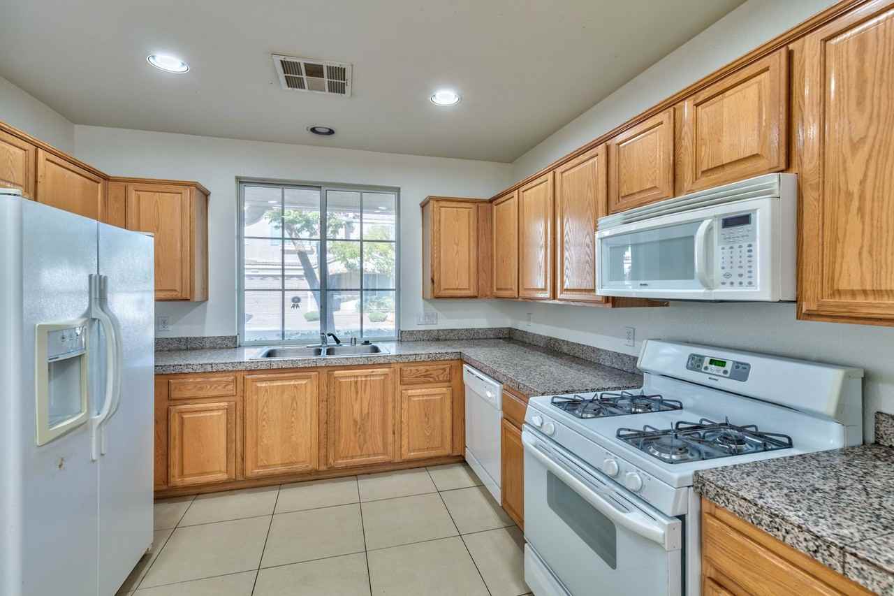 6265 Winston Falls Ave - Photo 4 of 19