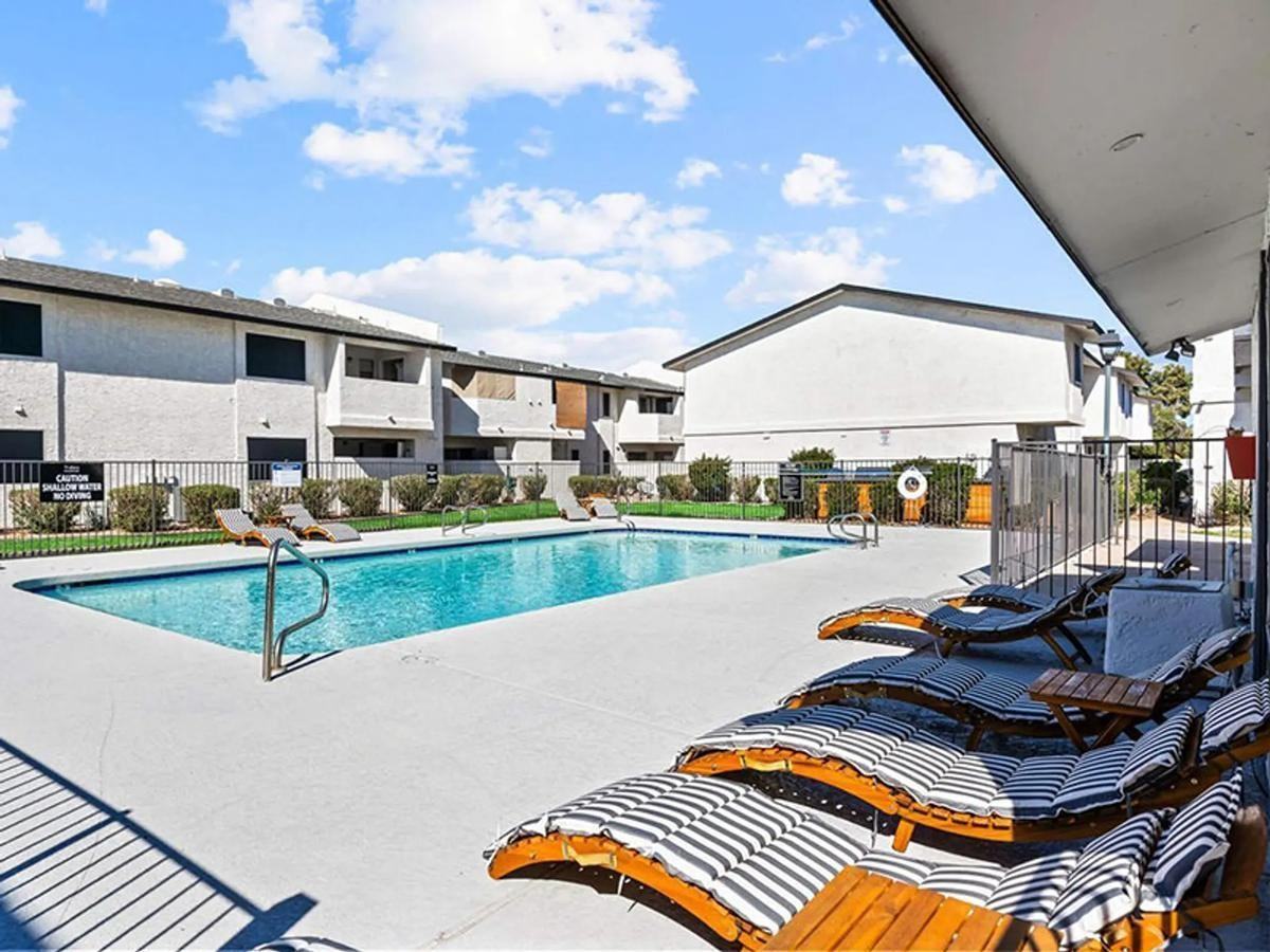 214 N Gilbert Rd - Photo 6 of 19