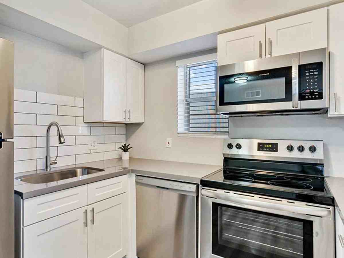 214 N Gilbert Rd - Photo 4 of 19