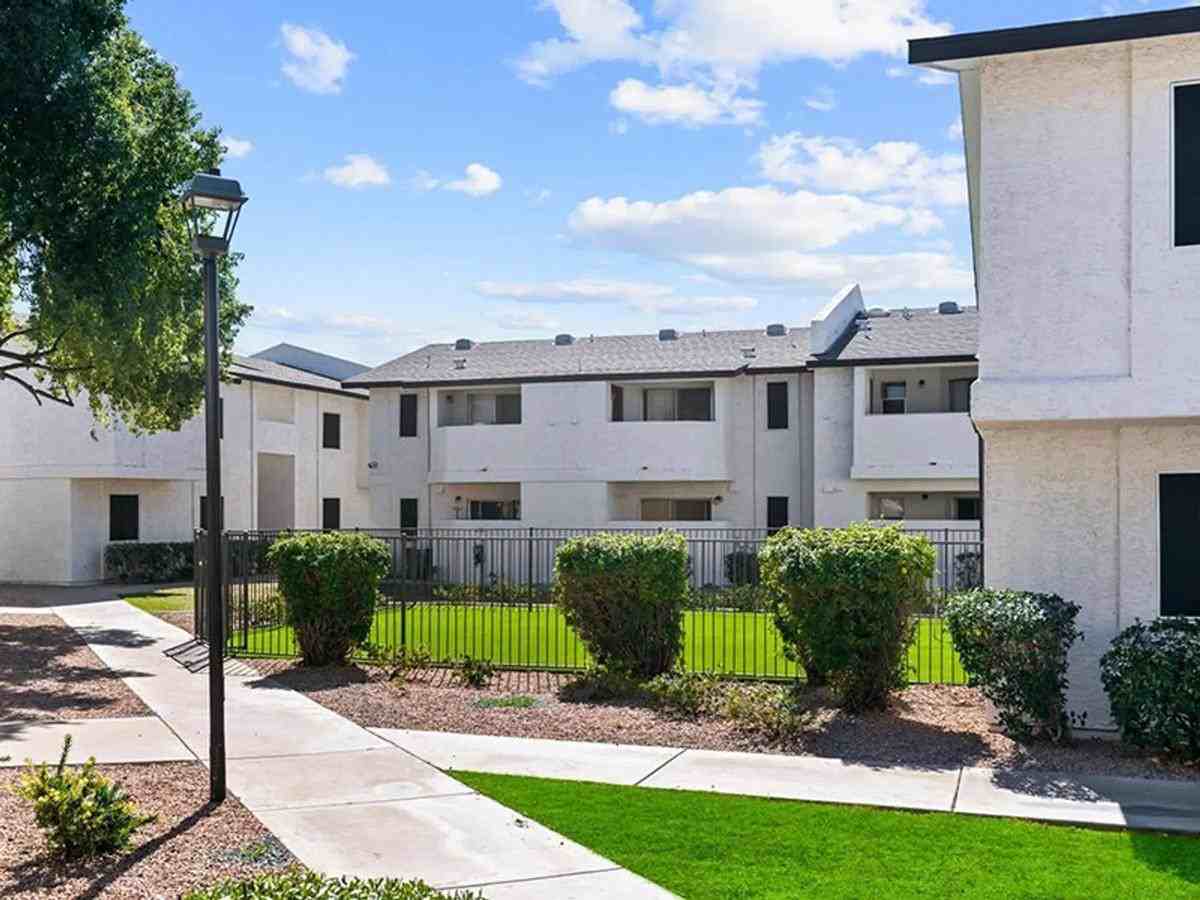 214 N Gilbert Rd - Photo 2 of 19