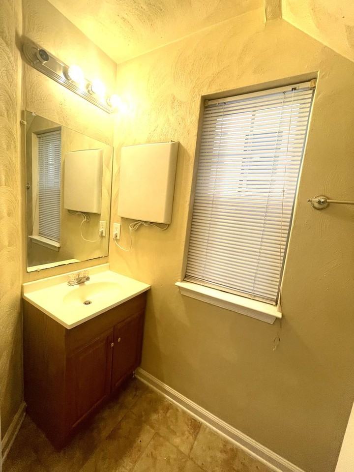 309 W 30th St - Photo 3 of 41