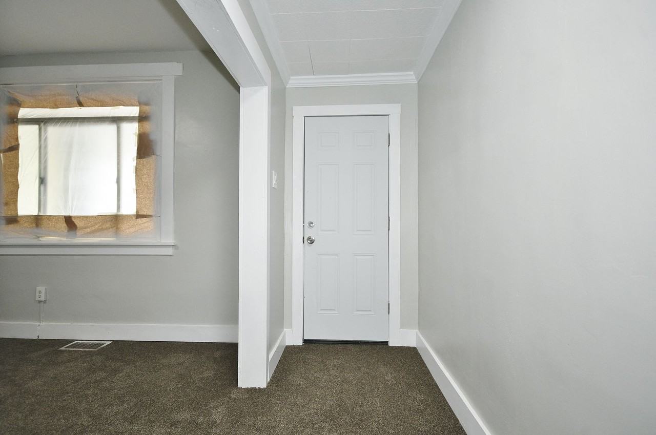 303 N Holland Ave - Photo 5 of 25