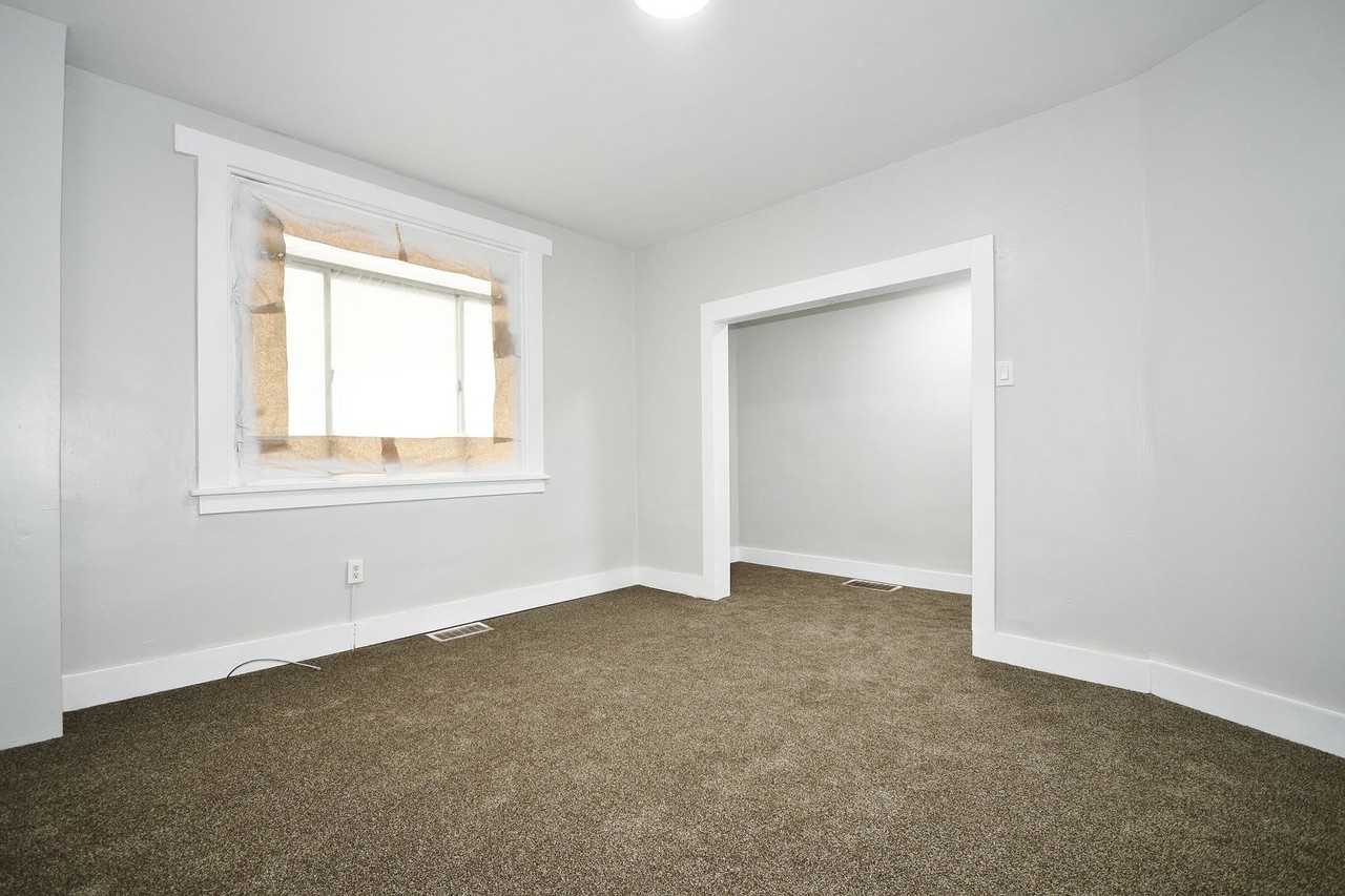 303 N Holland Ave - Photo 6 of 25