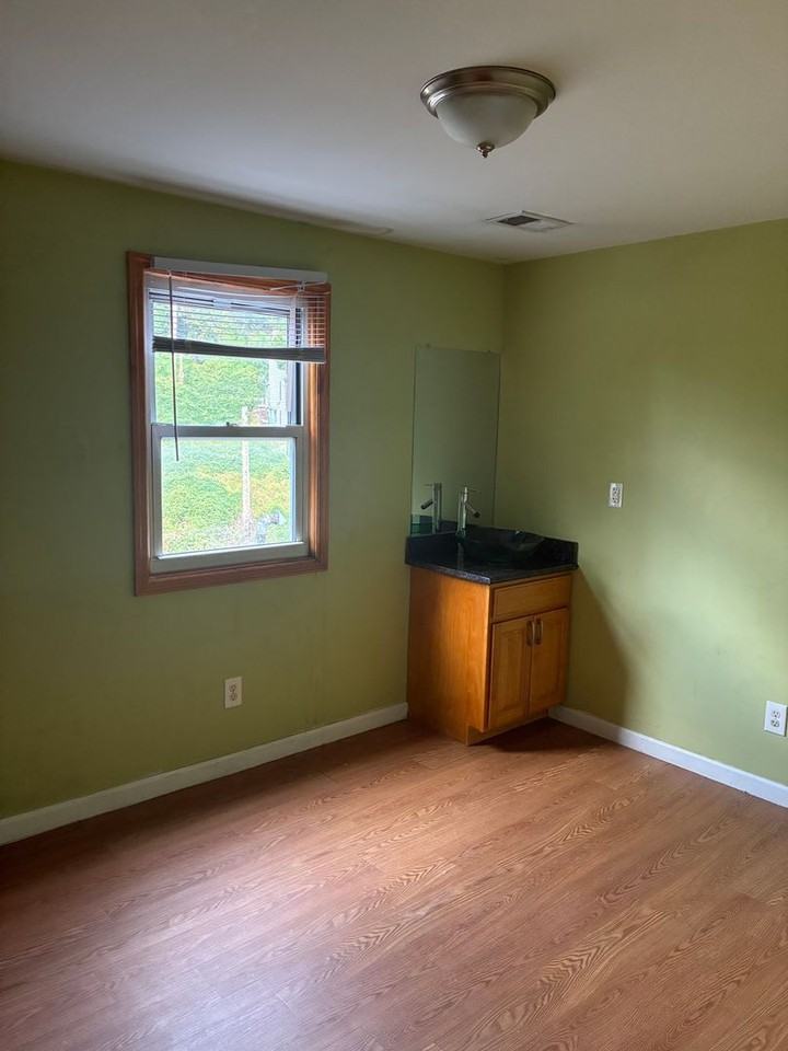 53 Bates St - Photo 5 of 10