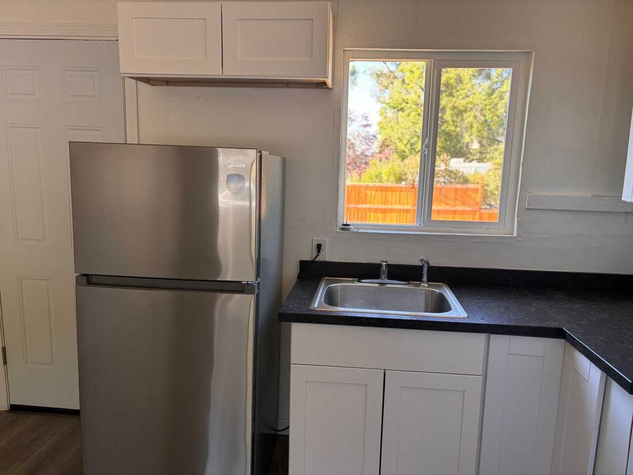 144 Onyx St - Photo 3 of 12