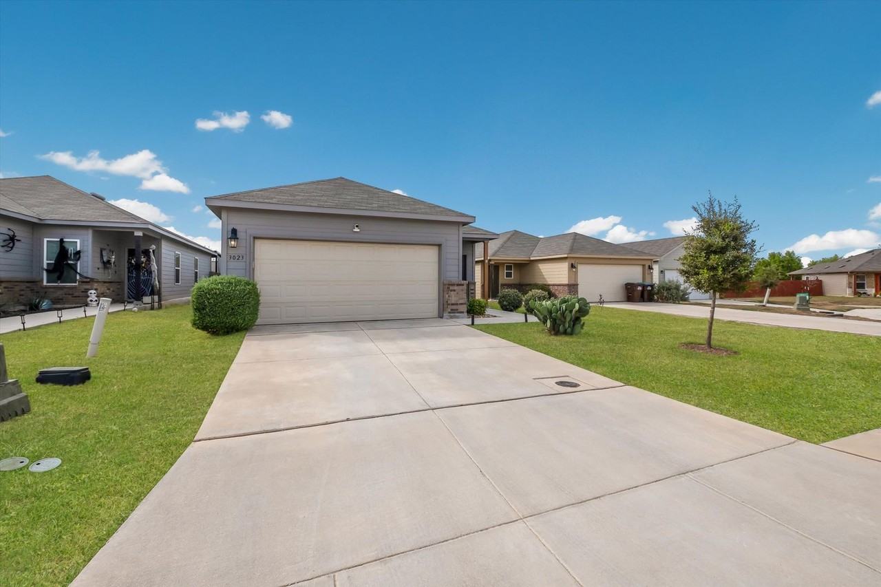 3023 Laguna Clfs - Photo 2 of 29
