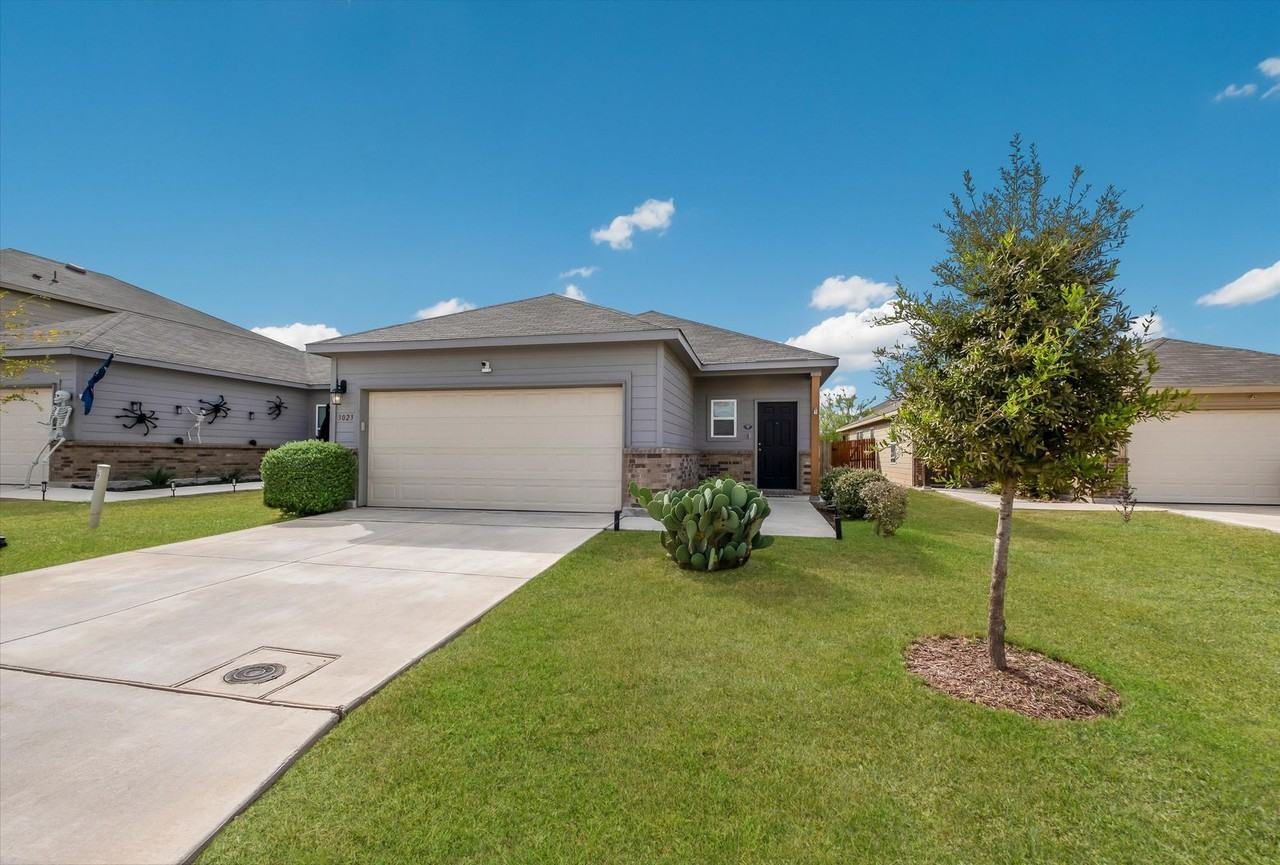 3023 Laguna Clfs - Photo 3 of 29