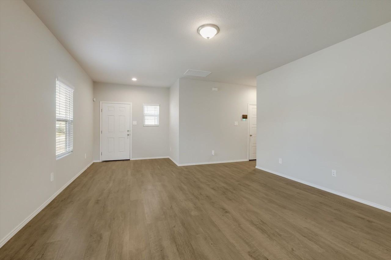 3023 Laguna Clfs - Photo 7 of 29