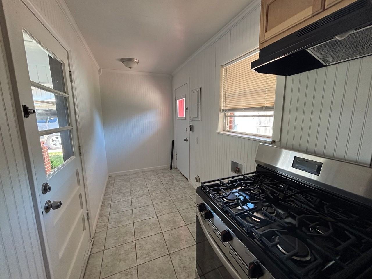 1210 Caroline Dr - Photo 4 of 13