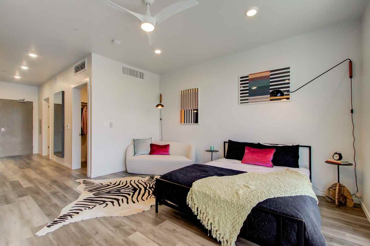 1026 1026 17th St - 602- Furnished - Photo 3 of 9