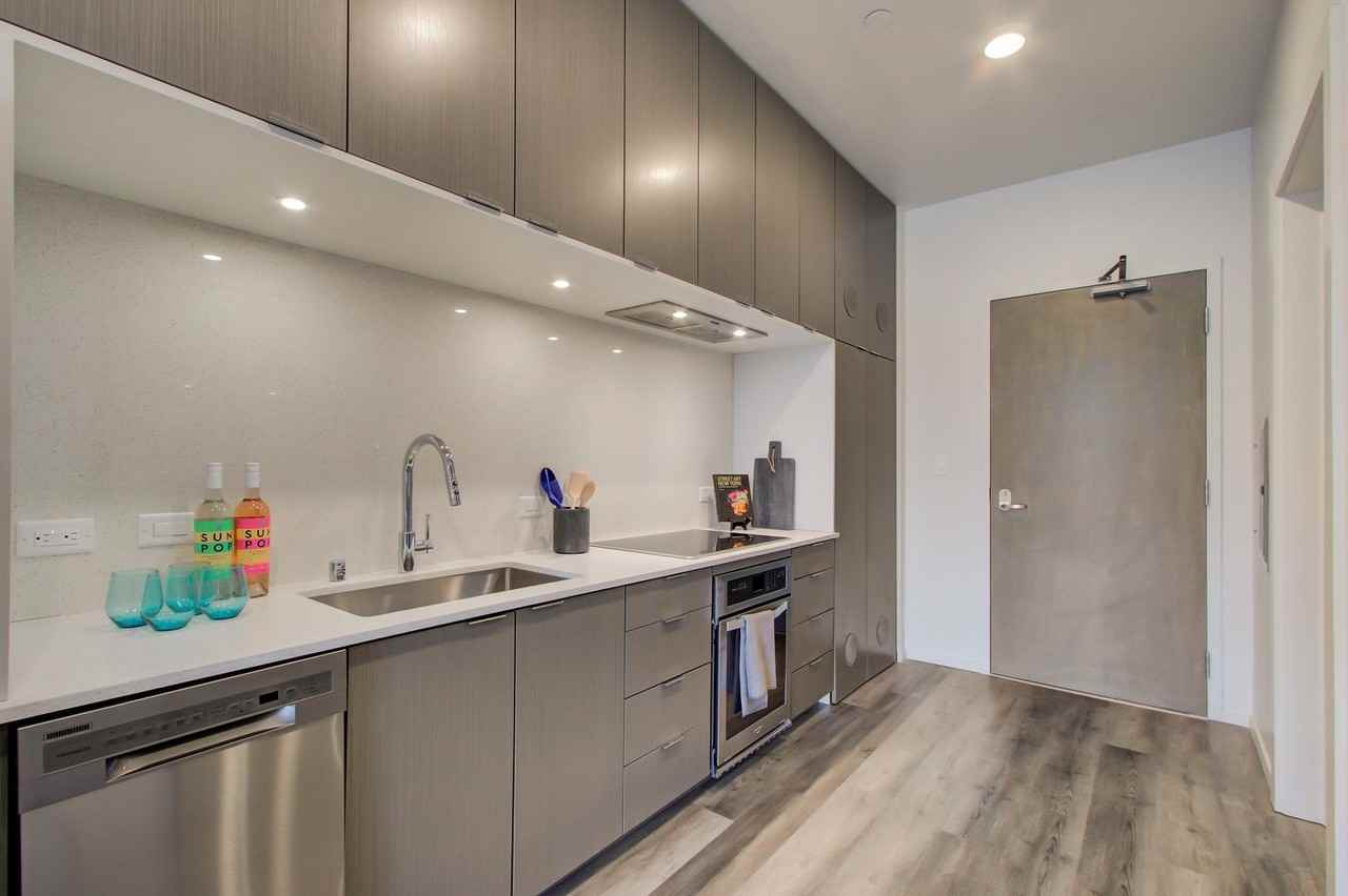 1026 1026 17th St - 602- Furnished - Photo 5 of 9