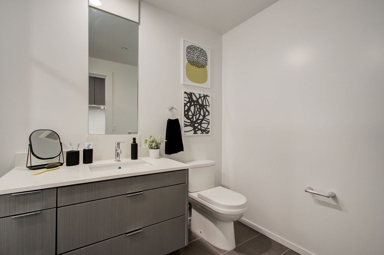 1026 1026 17th St - 602- Furnished - Photo 6 of 9