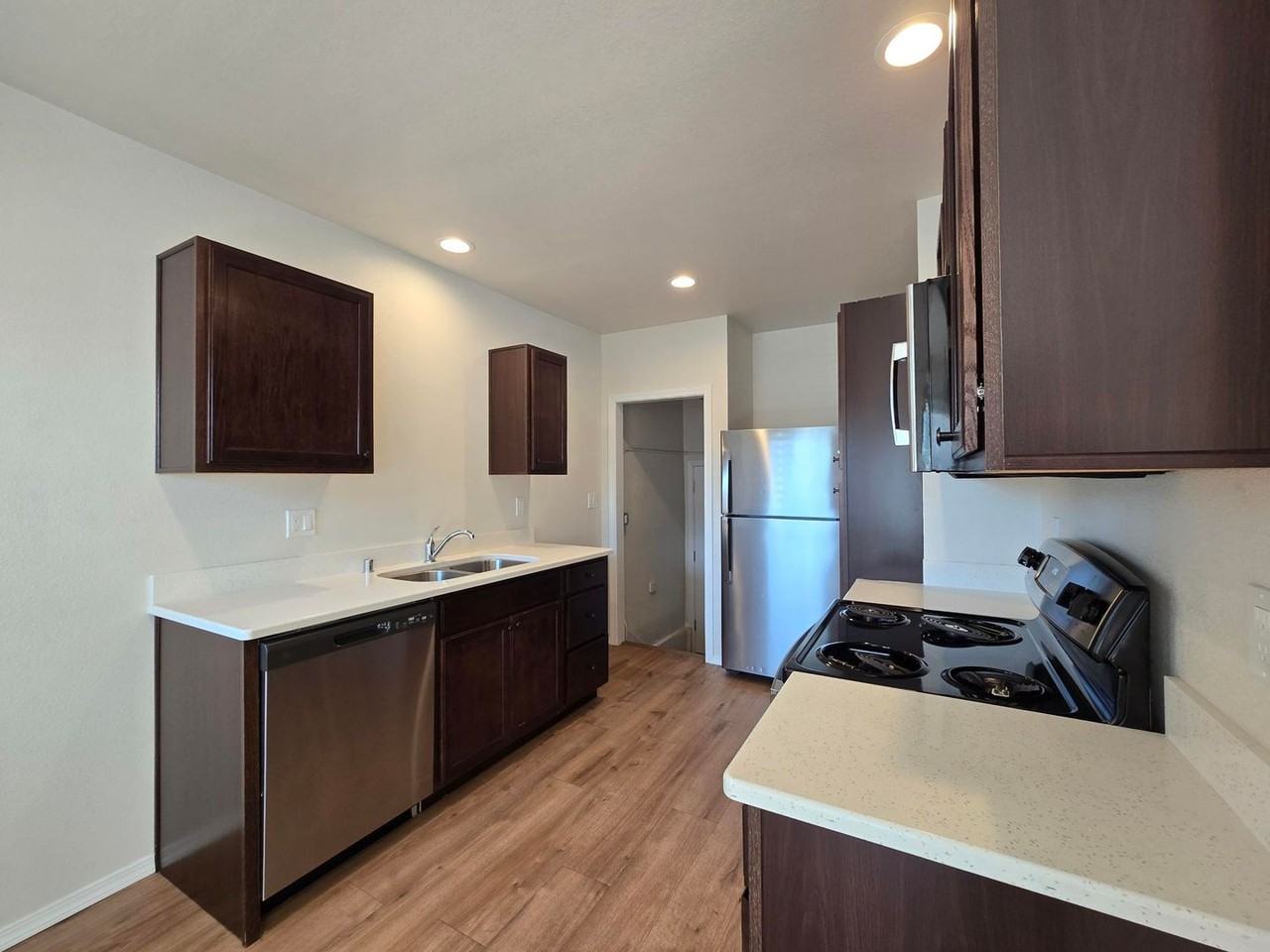 713 W Bonneville St - Photo 4 of 16