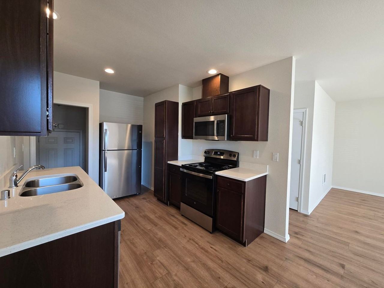 713 W Bonneville St - Photo 5 of 16