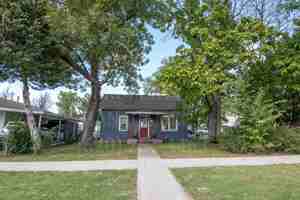 featured image of 702 W 10th St