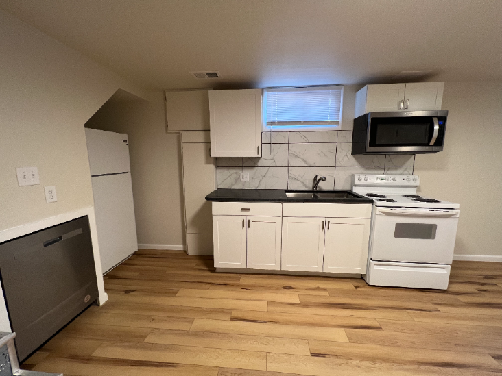 1001 E 22nd St Apt B - Photo 2 of 10