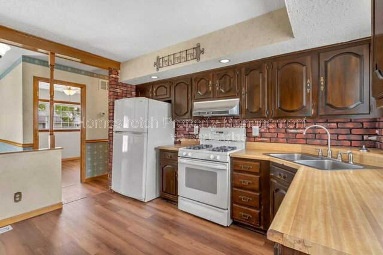 10527 Prestwick Dr - Photo 3 of 21