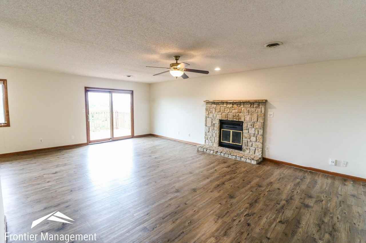 1923 Crescent Dr - Photo 3 of 8