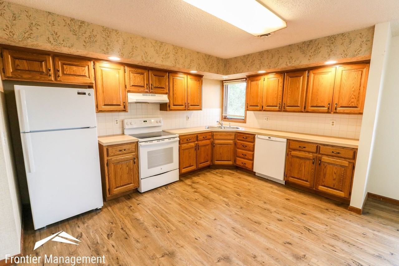 1923 Crescent Dr - Photo 4 of 8