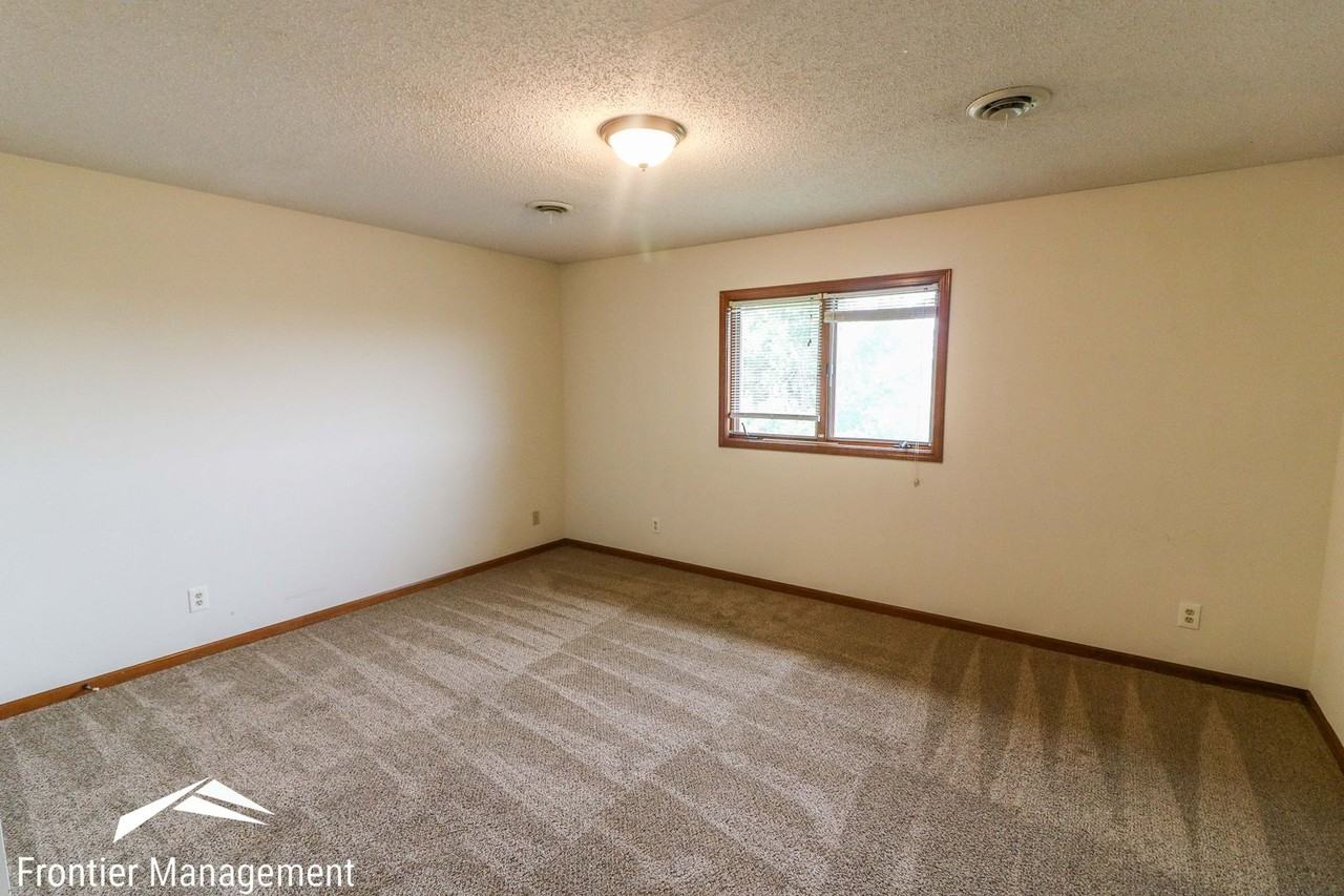 1923 Crescent Dr - Photo 5 of 8