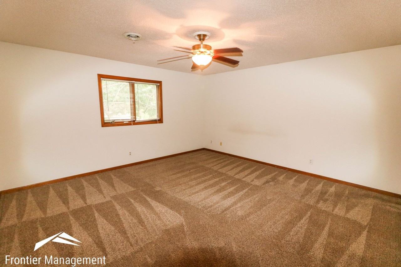 1923 Crescent Dr - Photo 7 of 8