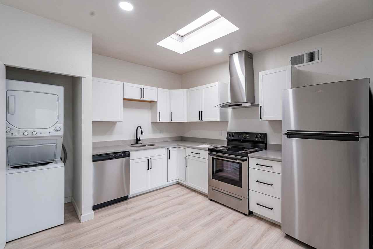 1601-1605 E. 9th St. ( 1601, 1603, 1605, 1605-A ) - Photo 3 of 11