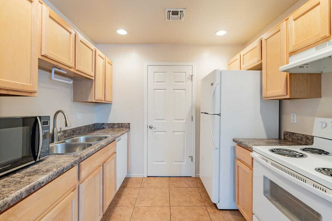 1428 E. Elm St. - Photo 3 of 50