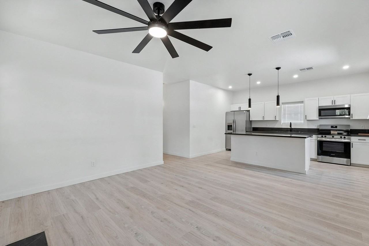 840 E 6th St - Photo 6 of 30