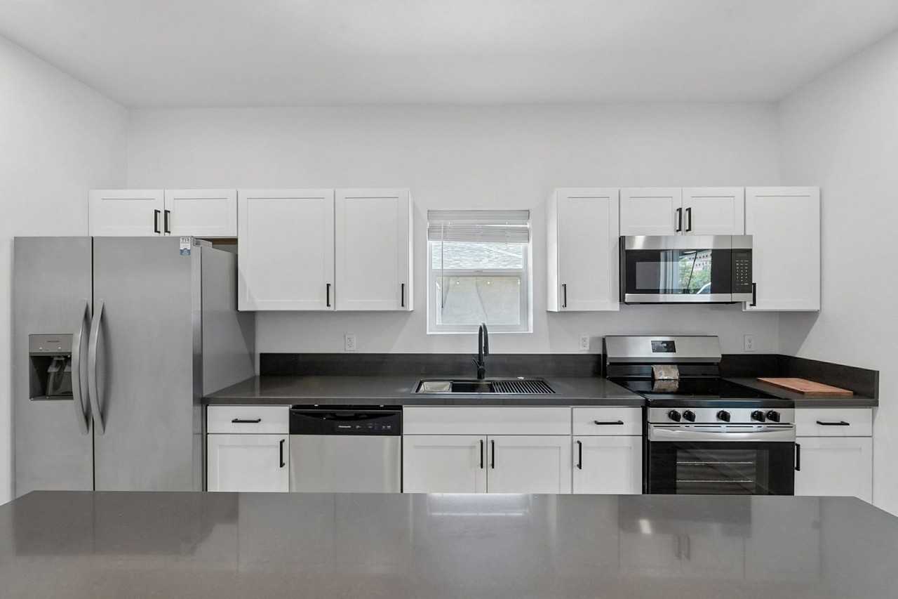 840 E 6th St - Photo 7 of 30
