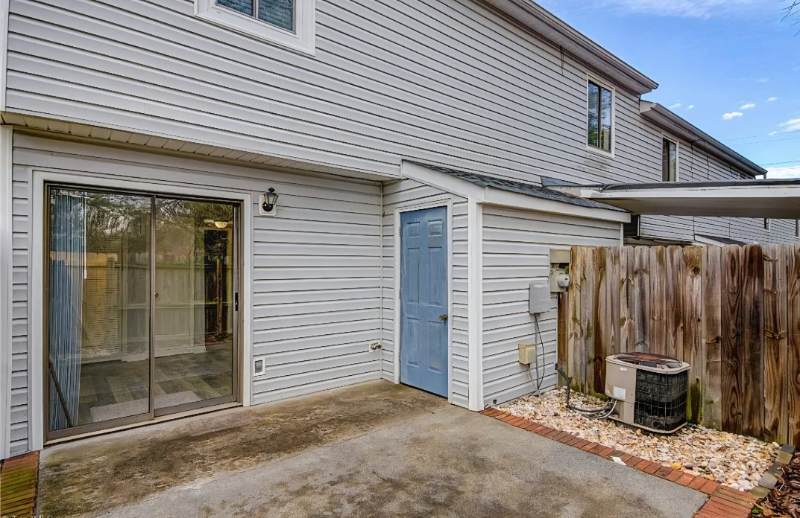 561 Brookside Ct - Photo 2 of 15