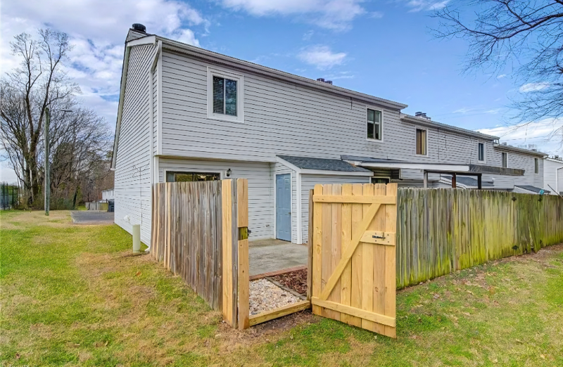 561 Brookside Ct - Photo 3 of 15