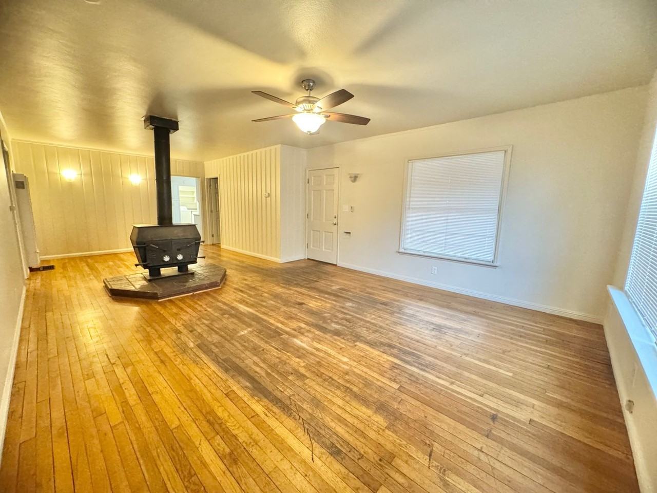 1027 Warner St - Photo 3 of 26