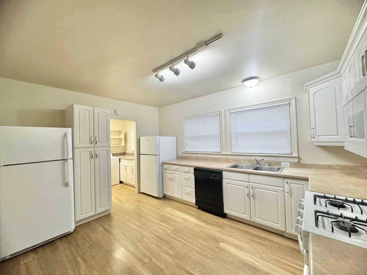 1027 Warner St - Photo 6 of 26