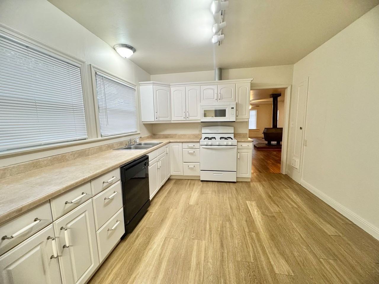 1027 Warner St - Photo 7 of 26